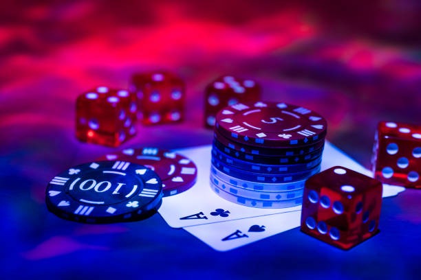 Close-up of live dealer handling cards at kodasop table with professional studio lighting