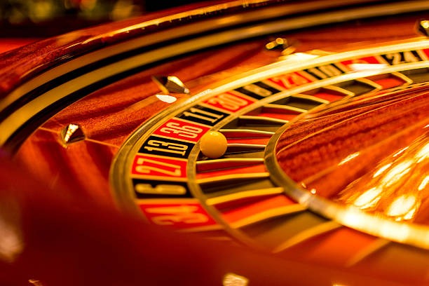 Live blackjack dealer at kodasop table showing card hand and betting layout